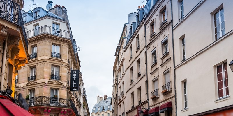 Expedia down, Airbnb up for bookings for some hotels in Europe and Asia