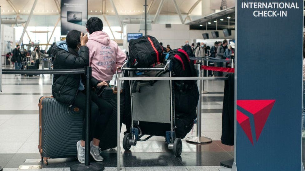 Covid: Travel misery for tens of thousands as flights are cancelled