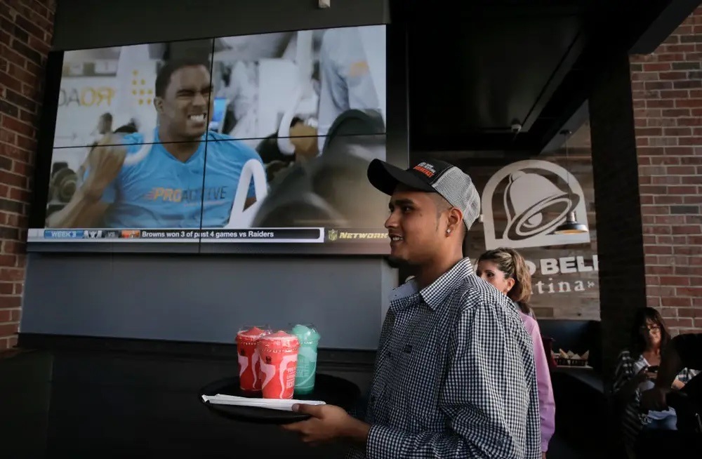 Taco Bell, Chipotle, and other chains pay managers as much as $180,000. Here's what it takes to land a high-earning fast-food job.