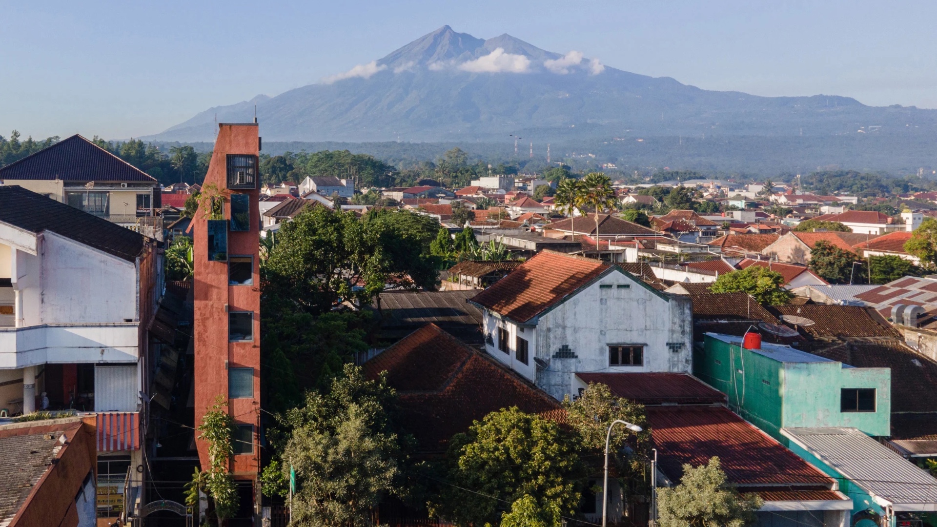 Sahabat Selojene creates 2.8-metre-wide hotel in Indonesia