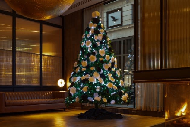 Huishan Zhang Decorates the Londoner Hotel’s Christmas With Black - White Roses