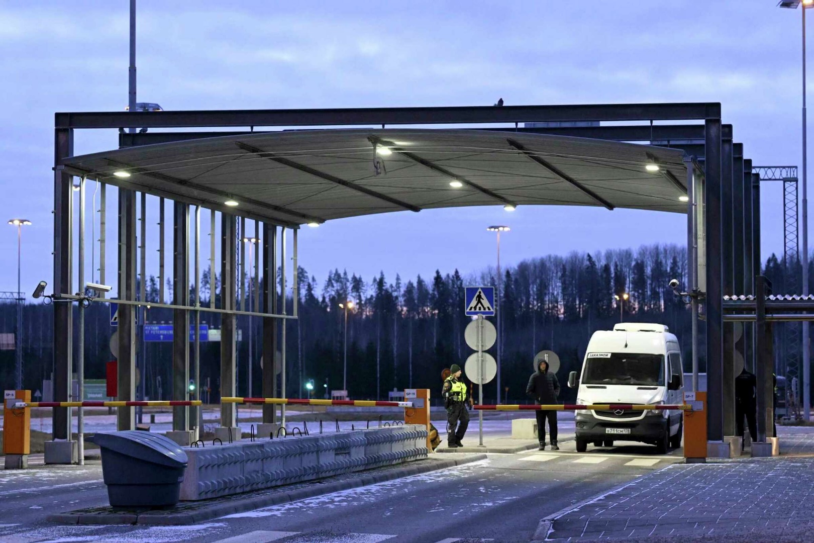 Finland will close 4 border crossings with Russia, accusing Moscow of organizing a flow of migrants