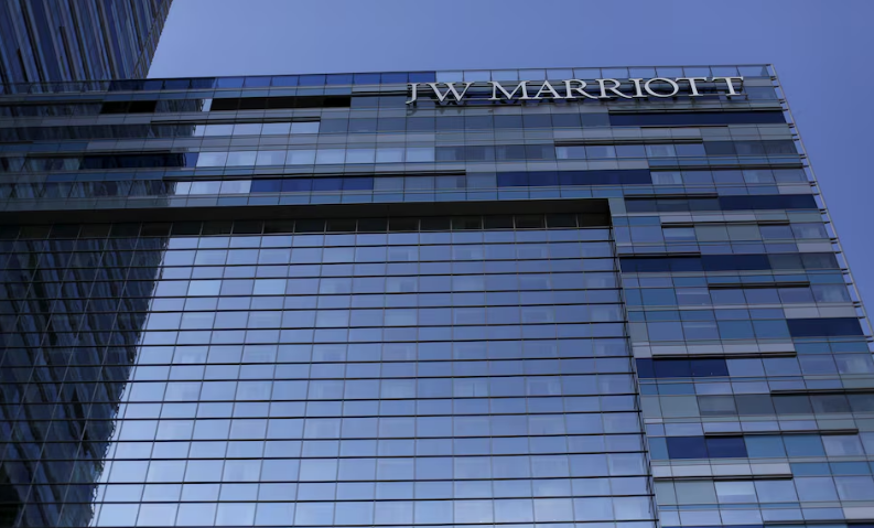 Big hotel chains and unbranded-hotel owners find they need each other