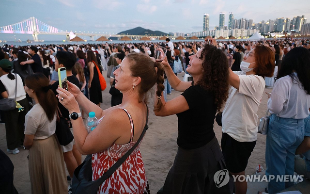 서울 다음은 부산…외국인 몰리자 백화점·호텔 ‘함박웃음’