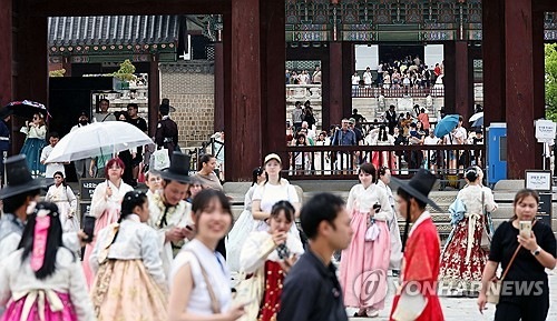 관광객 몰리는데 객실은 없다…활짝 열린 '전성시대'